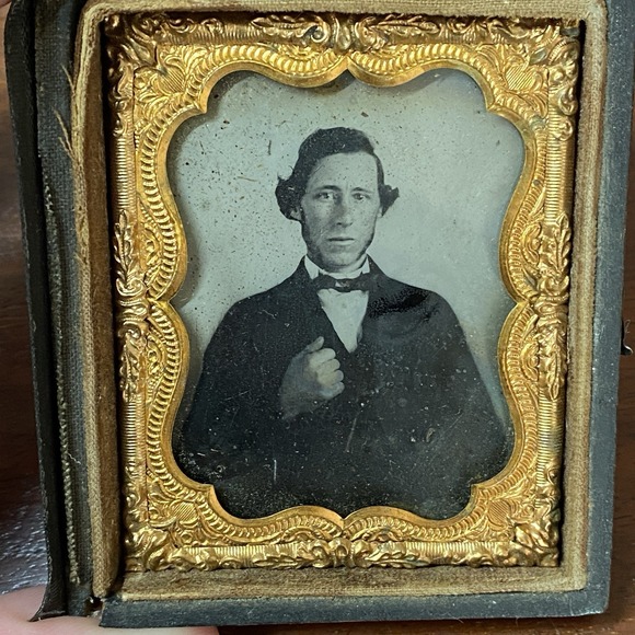 1860s 1/9 Plate Tintype Photograph in Case Split with Brass Mat and Preserver - Picture 3 of 7